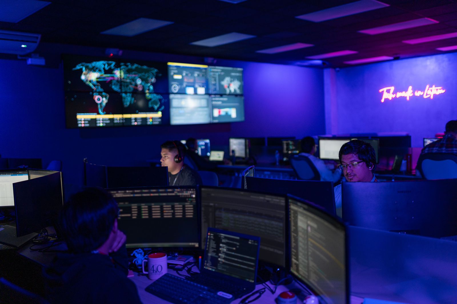 Fotos del Cyber Defense Center de Applaudo, desde el que ofrecen ciberseguridad a sus clientes.