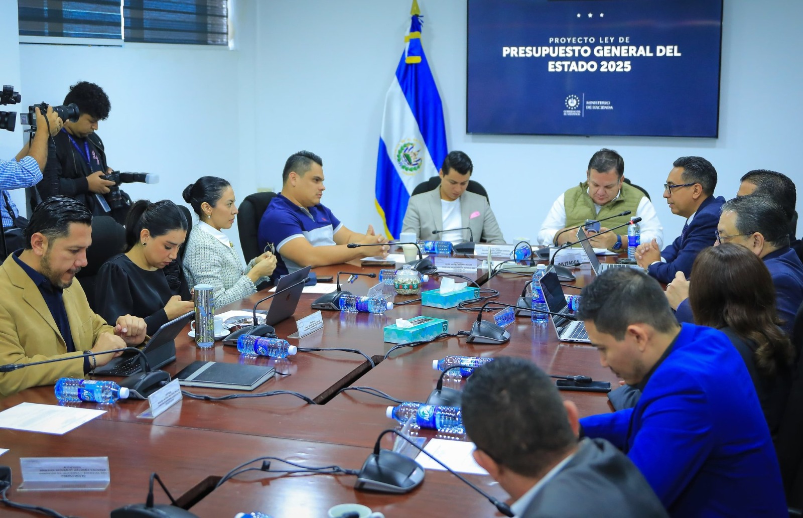 Comisión de hacienda de la Asamblea Legislativa recibió este viernes al ministro de Hacienda, Jerson Posada, explicó este viernes la propuesta de presupuesto general para el próximo año