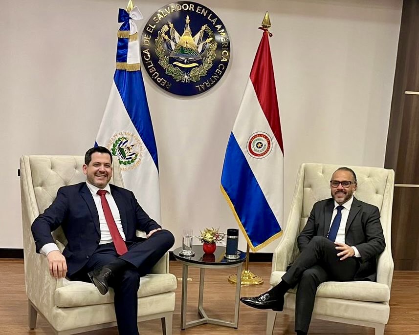 Raúl Latorre, presidente de la Cámara de Diputados de Paraguay, junto a Ernesto Castro, presidente de la Asamblea Legislativa de El Salvador.