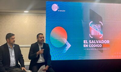 Gerardo Steiner y René Aguirre, de GS1, durante el anuncio de El Salvador en Código 2025.