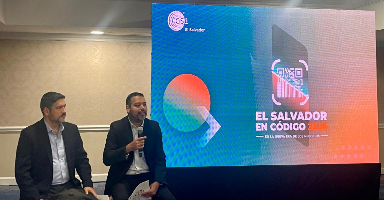 Gerardo Steiner y René Aguirre, de GS1, durante el anuncio de El Salvador en Código 2025.